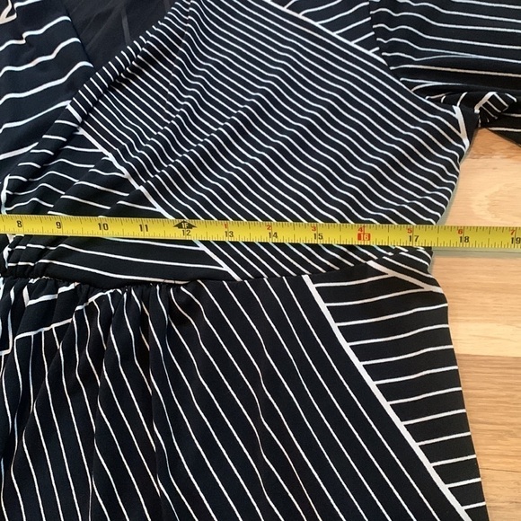 DAISY Fuentes Long Sleeve Striped Blouse w/ Mesh V-Neck Black & White Women’s XL - Picture 13 of 16